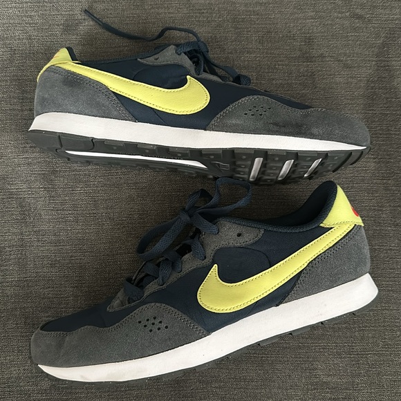 Brand New Unisex Nike Sneakers - Picture 3 of 4